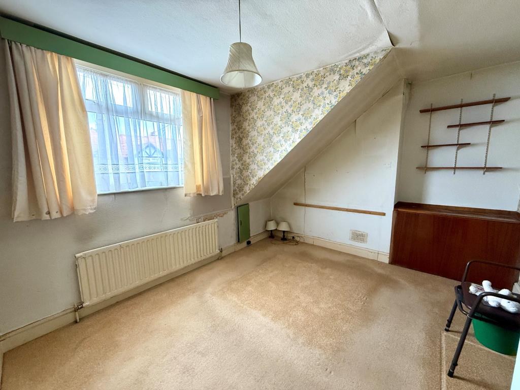 Lot: 186 - THREE-BEDROOM HOUSE FOR REFURBISHMENT - Bedroom one
